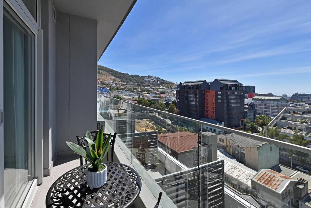Naalia - The Sentinel Apartment Cape Town